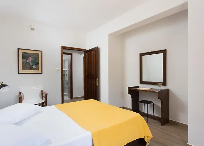 Venetia Apartments